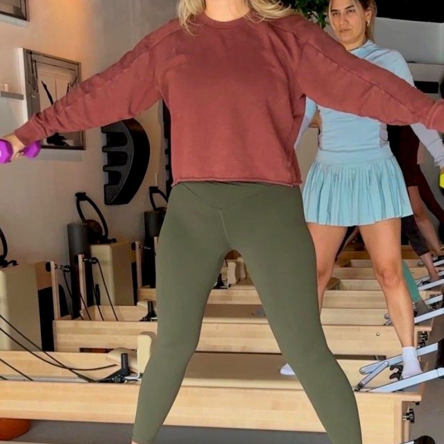 ¡Un año lleno de constancia, amor propio y transformación!💫 Gracias @simplybeingale por compartir tu historia y por inspirar a tantos con tu energía y compromiso con el movimiento. Ver todo lo que haz logrado nos inspira profundamente✨. Gracias por confiar en Art in Movement y por compartir tu experiencia con tanto corazón💖. #pilates #transformaciónreal #pilatesmiami