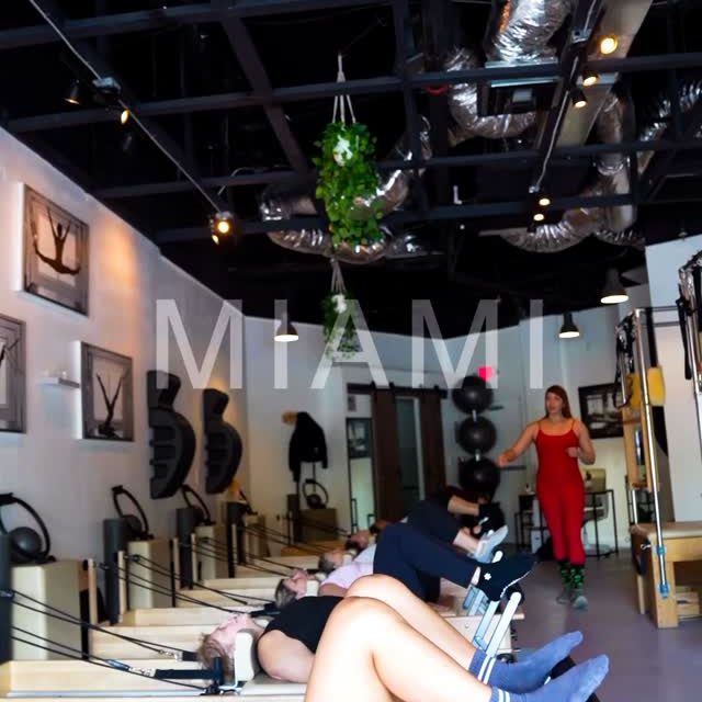 🇪🇸 ESPAÑOL
En Art in Movement Miami, nos esforzamos cada día por dar lo mejor de nuestro estudio.
Contamos con maestros instructores altamente capacitados y con gran experiencia, lo que nos permite brindar servicio, confianza y seguridad en cada una de nuestras prácticas diarias. 💪✨
#ArtInMovement #PilatesMiami #Wellness #ConsciousMovement #PilatesStudio #MiamiLife
⸻
🇺🇸 ENGLISH
At Art in Movement Miami, we strive every day to give the very best of our studio.
We have highly trained and experienced instructors, allowing us to provide quality, confidence, and safety in all our daily practices. 💪✨
#ArtInMovement #PilatesMiami #Wellness #MindfulMovement #PilatesStudio #MiamiVibes