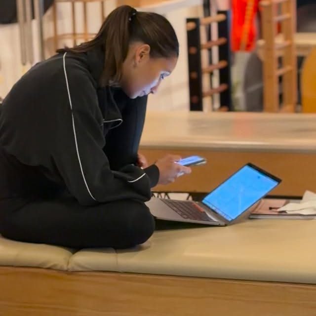 🇺🇸 English Version
At Art In Movement, we believe Pilates is more than movement — it’s a shared journey.
When we teach with intention, knowledge, and respect for the Pilates principles, we create more than strong bodies…
We create strong communities.
A true Pilates practice begins from within:
• awareness of how you move
• the quality of each breath
• the connection between mind, body, and intention
• the support of people growing and learning beside you
Education and great teaching are the heart of this process. When we guide from clarity and care, we help each person discover their own power, alignment, and potential.
Because when we move together, we grow together.
And that’s what community is all about.
⸻
🇪🇸 Versión en Español
En Art In Movement creemos que el Pilates es mucho más que movimiento: es un viaje compartido.
Cuando enseñamos con intención, conocimiento y respeto por los principios del Pilates, creamos algo más que cuerpos fuertes…
Creamos comunidades fuertes.
La verdadera práctica comienza desde adentro:
• la conciencia de cómo te mueves
• la calidad de cada respiración
• la conexión entre mente, cuerpo e intención
• el apoyo de quienes crecen y aprenden contigo
La educación y una buena enseñanza son el corazón de este proceso. Cuando guiamos con claridad y cuidado, ayudamos a cada persona a descubrir su propio poder, alineación y potencial.
Porque cuando nos movemos juntos, crecemos juntos.
Y eso es la esencia de una comunidad.
Hashtags
#ArtInMovement #PilatesCommunity #PilatesLife PilatesEducators PilatesPrinciples MindBodyConnection WellnessCommunity MovimientoConsciente PilatesSevilla PilatesMiami AIMCommunity MoveWithPurpose