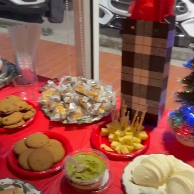 ✨🎄 FELICES FIESTAS | AIM MIAMI 🎄✨
En AIM MIAMI queremos agradecer, desde el corazón, a cada uno de nuestros miembros por acompañarnos a lo largo de estos años.
Gracias por confiar en nosotros, por moverse con intención, por crecer, aprender y construir comunidad a nuestro lado.
Estas fiestas son un recordatorio de lo verdaderamente importante:
✨ la conexión
✨ la presencia
✨ y el compartir
Seguiremos trabajando cada día para ser mejores para ustedes, para cuidar su movimiento, su bienestar y su proceso con el respeto y la pasión que merecen.
🎁 Feliz Navidad y Felices Fiestas 🎁
Que este nuevo año llegue lleno de salud, conciencia, fuerza y equilibrio.
Con gratitud infinita,
Equipo Art In Movement | AIM MIAMI 🤍
#AIMMiami #ArtInMovement
#FelicesFiestas #FelizNavidad
#MovimientoConsciente Gracias
ComunidadAIM PilatesLife