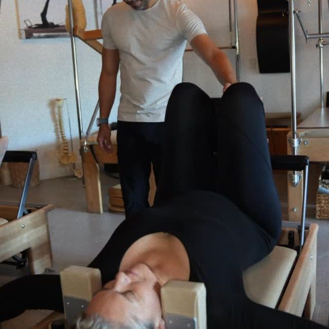 The Art of the Controlled Burn
Pilates is often mistaken for a workout of “stretching,” but its true depth lies in resistance. It is the practice of finding stillness in the center of a storm.
In a world that demands we move faster, Pilates asks us to move better. * The Power of the Core: It isn’t just about aesthetics; it’s about building a “powerhouse” that supports your spine and carries your weight so your joints don’t have to.
• Mind-Body Architecture: Every rep requires an internal dialogue. You aren’t just lifting a leg; you are anchoring your ribs, lengthening your neck, and engaging muscles you didn’t know you had.
• Precision Over Volume: One perfect movement outweighs ten sloppy ones.
Pilates teaches us that true strength isn’t found in how much force we can exert outward, but in how much control we can maintain within.